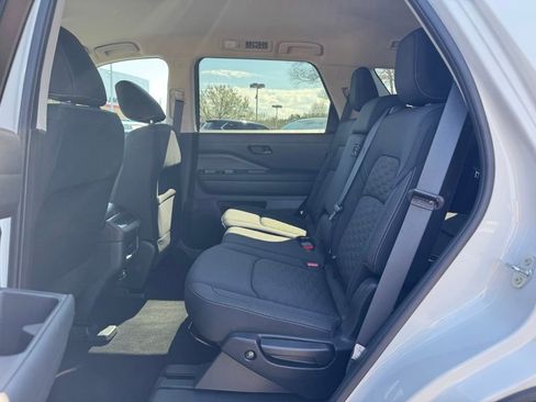 Used 2024 Nissan Pathfinder SV image 16