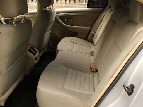 Used 2016 Ford Taurus SE FWD image 21