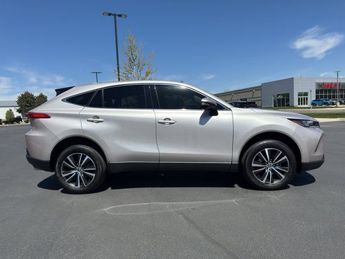 Used 2022 Toyota Venza LE AWD/4WD image 4