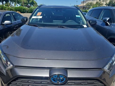 Used 2021 Toyota RAV4 LE AWD/4WD image 4