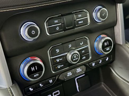 Used 2023 GMC Yukon XL SLT w/ SLT Luxury Package image 16