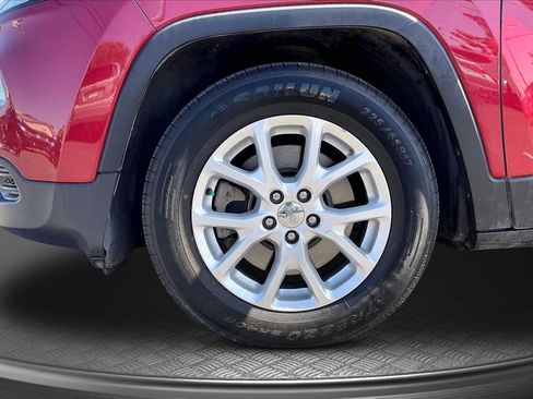 Used 2017 Jeep Cherokee Sport FWD image 9