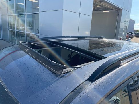 Used 2025 Honda Pilot Touring image 3