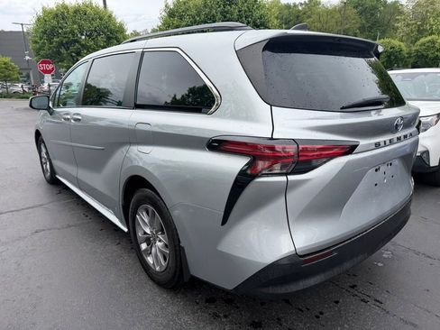 Used 2022 Toyota Sienna LE FWD image 2