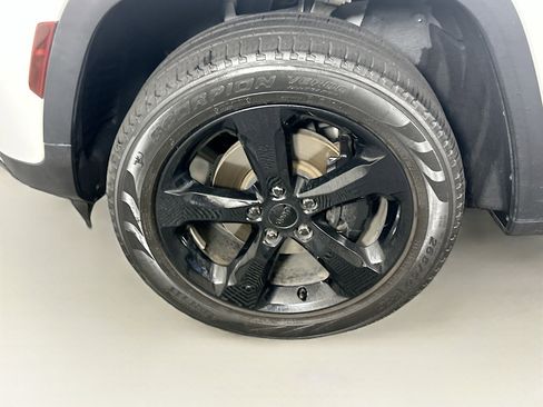 Used 2023 Jeep Grand Cherokee Limited w/ Black Appearance Package image 11