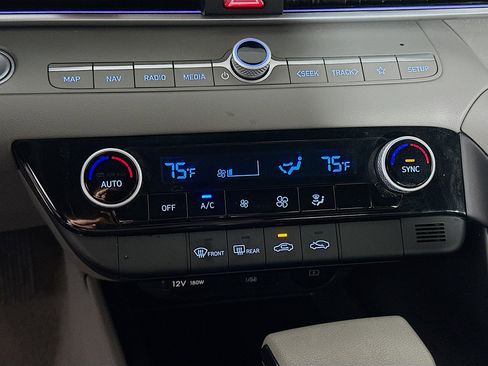 Used 2024 Hyundai Elantra SEL image 24