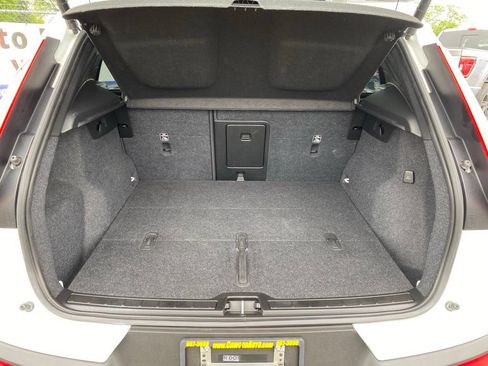 Used 2022 Volvo XC40 T5 Momentum AWD/4WD image 5