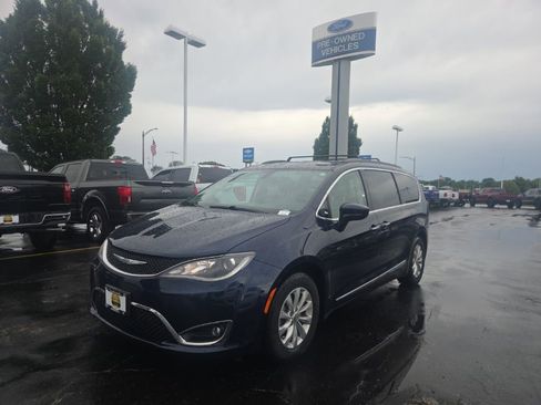 Used 2017 Chrysler Pacifica Touring-L w/ 13 Speaker Alpine Sound Group FWD image 1