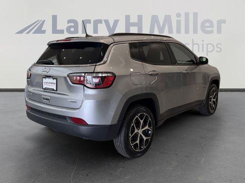 Used 2024 Jeep Compass Latitude AWD/4WD image 5