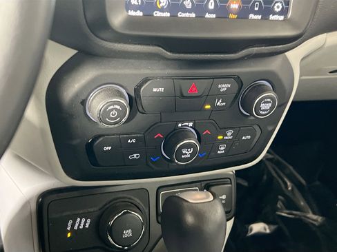 Used 2022 Jeep Renegade Limited AWD/4WD image 16