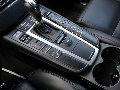 Used 2018 Porsche Macan S image 24