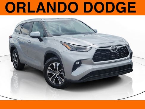 Used 2024 Toyota Highlander XLE FWD image 1