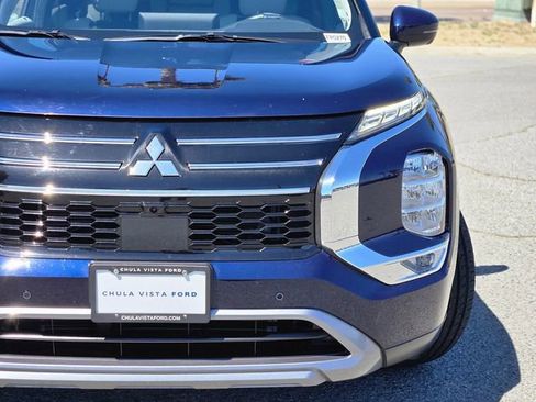 Used 2025 Mitsubishi Outlander SE image 2