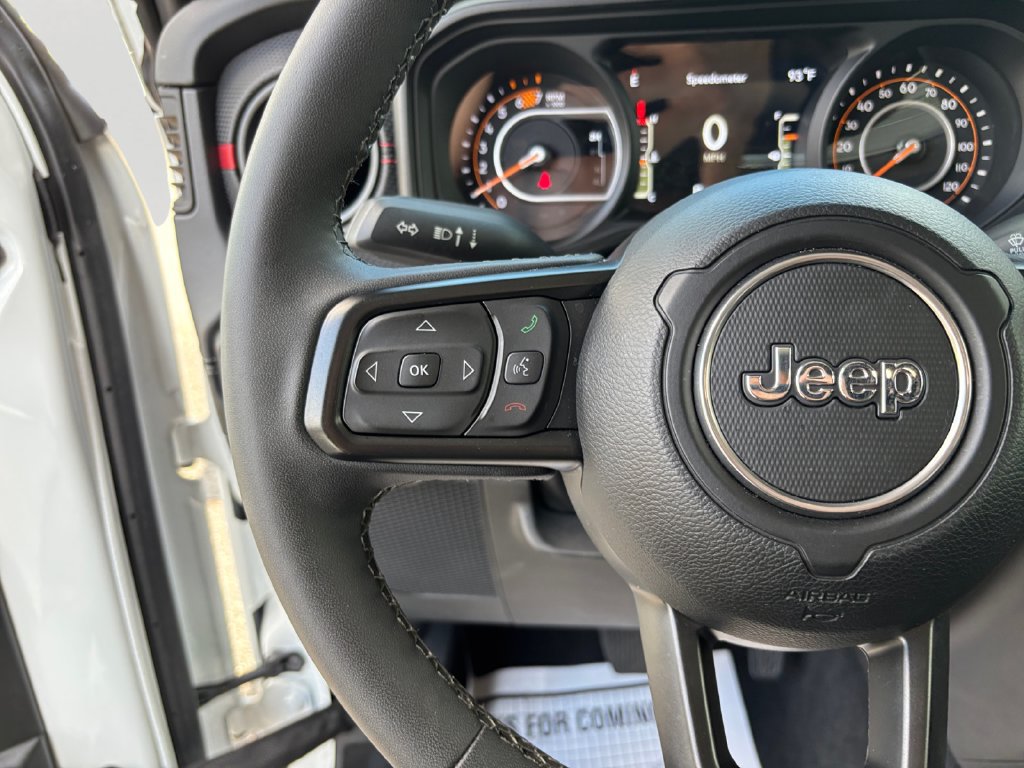 Used 2025 Jeep Wrangler Unlimited Rubicon w/ Convenience Group AWD/4WD image 21