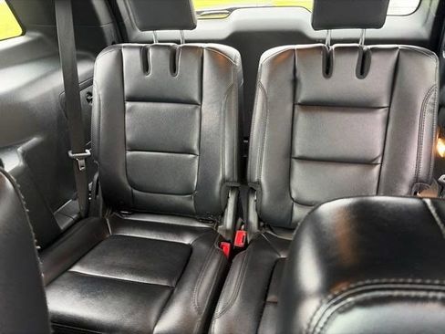 Used 2019 Ford Explorer XLT w/ Equipment Group 202A FWD image 36