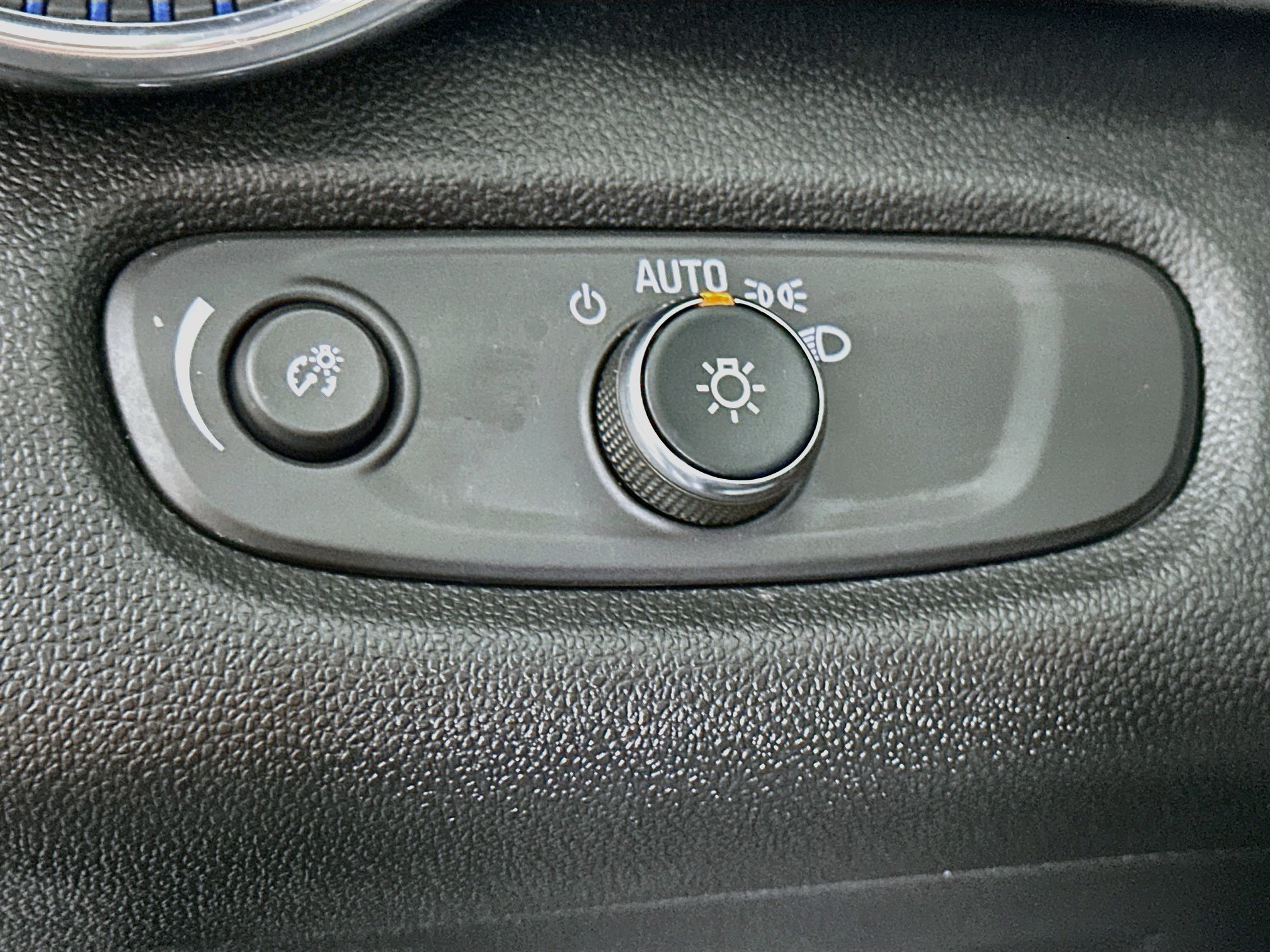 Used 2025 Chevrolet Trax LT FWD image 17
