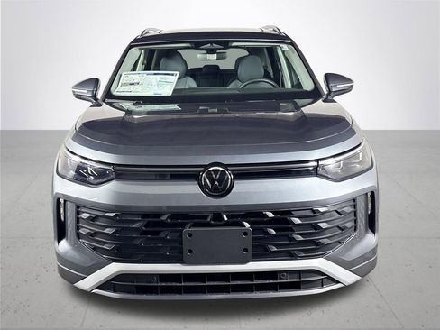 New 2025 Volkswagen Tiguan SE image 3