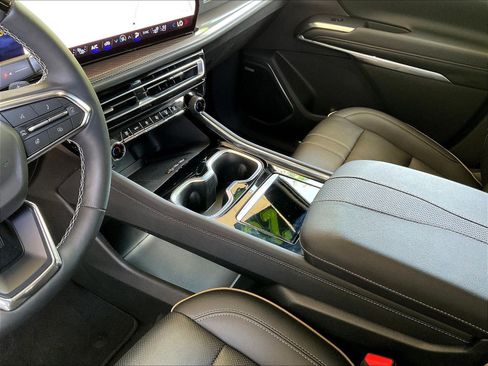 Used 2025 Chevrolet Traverse High Country FWD image 17