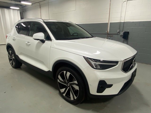 Used 2023 Volvo XC40 B5 Plus w/ Climate Package AWD/4WD image 4