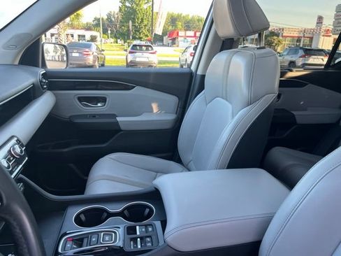 Used 2025 Honda Pilot Touring image 10