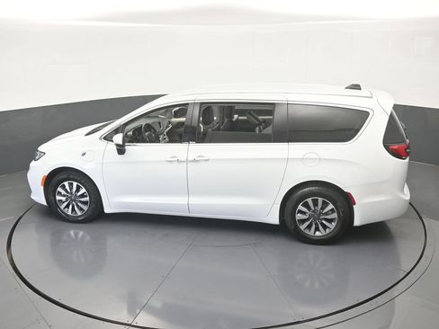 Used 2023 Chrysler Pacifica Touring-L FWD image 49