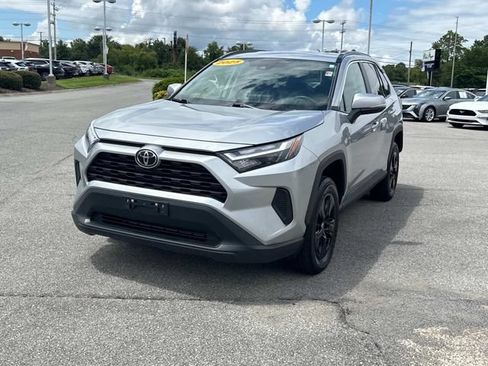 Used 2025 Toyota RAV4 XLE AWD/4WD image 8