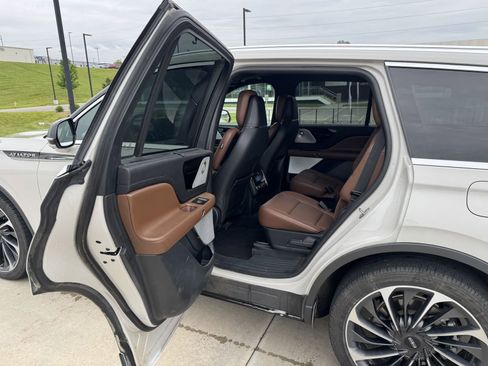 Used 2023 Lincoln Aviator Reserve w/ Equipment Group 201A AWD/4WD image 6