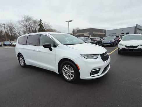 Used 2024 Chrysler Pacifica Touring-L FWD image 2