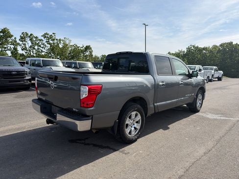 Used 2018 Nissan Titan SV image 3