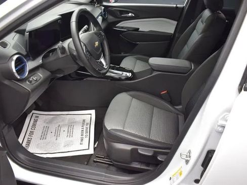 Used 2025 Chevrolet Trax LT w/ LT Convenience Package FWD image 14