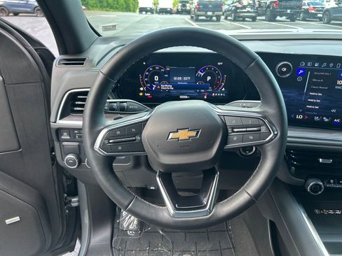 Used 2025 Chevrolet Suburban Premier RWD image 16