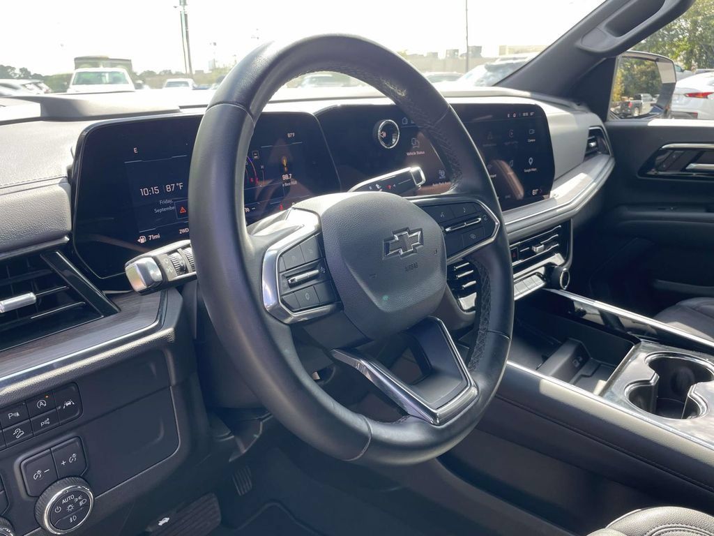 Used 2025 Chevrolet Suburban Z71 AWD/4WD image 18