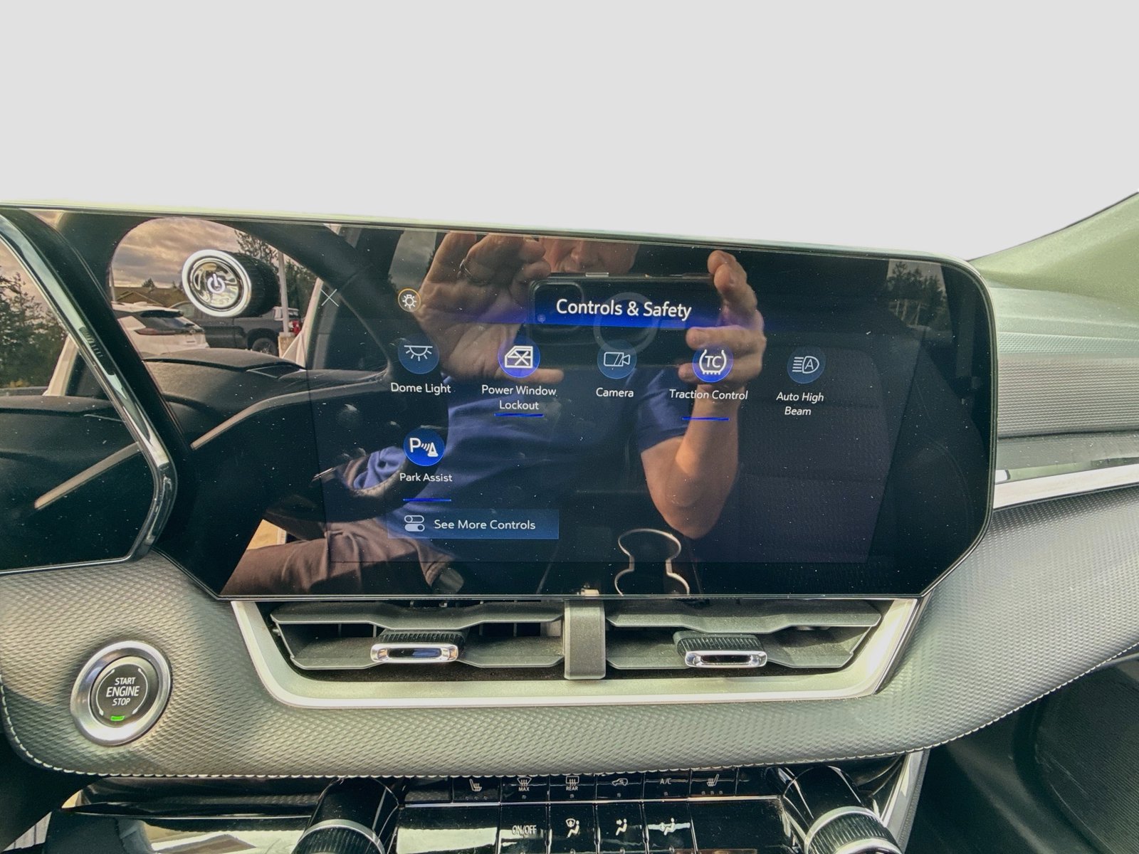 Used 2025 Chevrolet Equinox LT FWD image 12