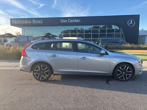 Used 2018 Volvo V60 T5 Dynamic w/ Vision Package image 3