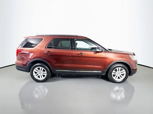 Used 2018 Ford Explorer XLT AWD/4WD image 5