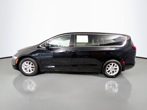 Used 2024 Chrysler Pacifica Touring-L FWD image 9