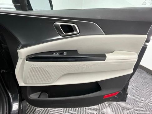 Used 2023 Kia Carnival LX image 13