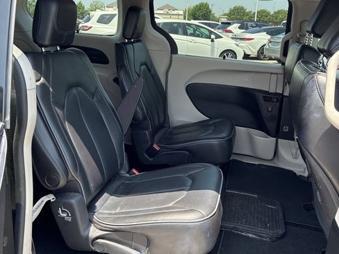 Used 2019 Chrysler Pacifica Limited w/ Tire & Wheel Group FWD image 21