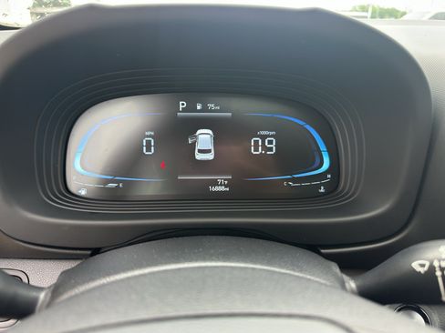 Used 2025 Hyundai Venue SEL FWD image 17
