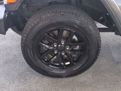 Used 2022 Jeep Gladiator Sport image 11