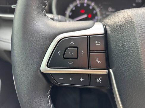 Used 2022 Toyota Highlander XLE AWD/4WD image 17