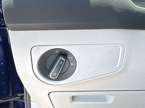 Used 2023 Volkswagen Tiguan SE w/ Panoramic Sunroof Package FWD image 9