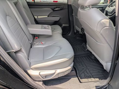 Used 2024 Toyota Highlander XLE FWD image 27