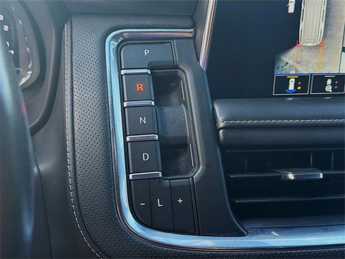 Used 2022 GMC Yukon SLT w/ SLT Luxury Package image 16