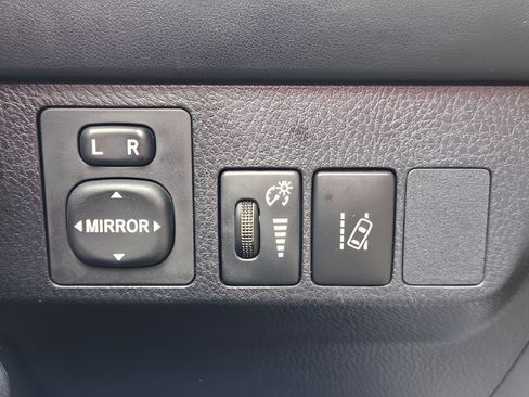 Used 2017 Toyota RAV4 LE FWD image 23