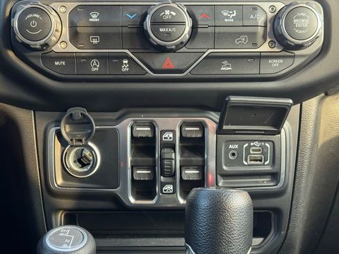 Certified 2023 Jeep Gladiator Sport image 18