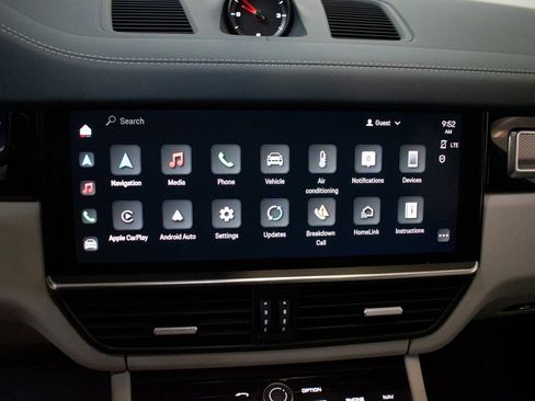 Certified 2023 Porsche Cayenne Platinum Edition image 29