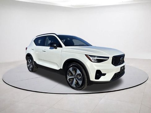 Certified 2025 Volvo XC40 B5 Plus image 1