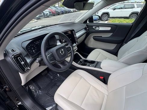 Used 2022 Volvo XC40 T4 Momentum FWD image 11
