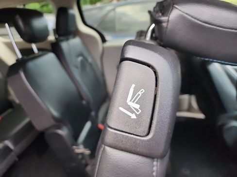 Used 2021 Chrysler Pacifica Touring-L FWD image 36